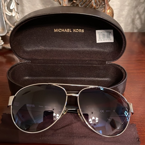 MICHAEL KORS SILVER AND BLACK SUNGLASS . - Picture 5 of 9